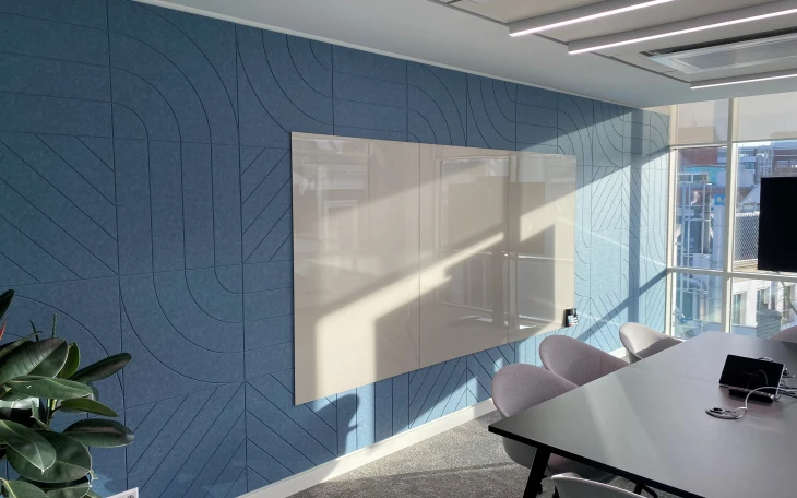 Akoestiek in een grote kantoortuin: rust, comfort en design